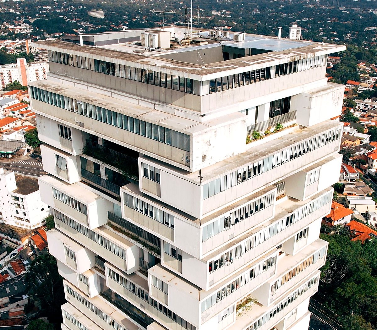 Torre residencial vista de cima, com o bairro ao redor