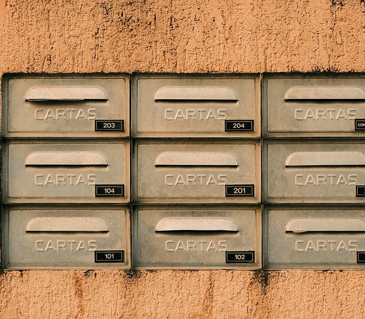 Caixas de correio de um prédio com a palavra CARTAS