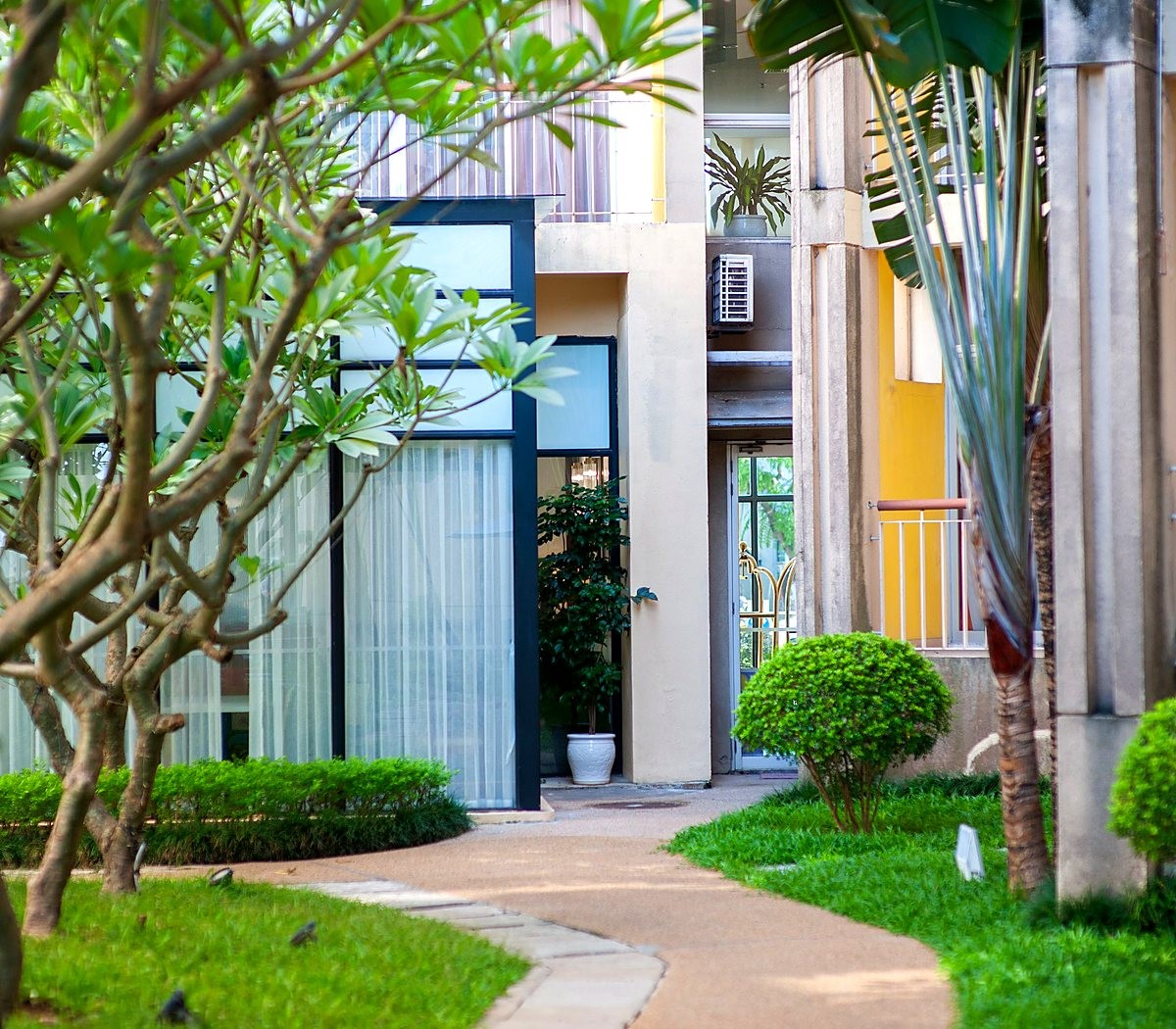 serv-sindico2 Jardim de condomínio com caminho entre árvores e apartamentos