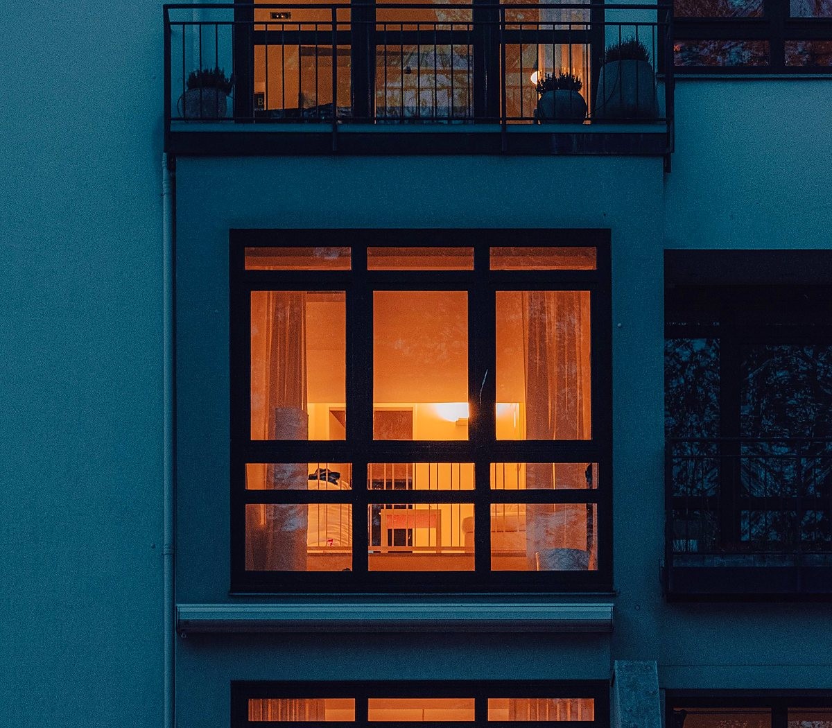 serv-tecnologia2 Fachada de edifício residencial com janelas iluminadas ao entardecer